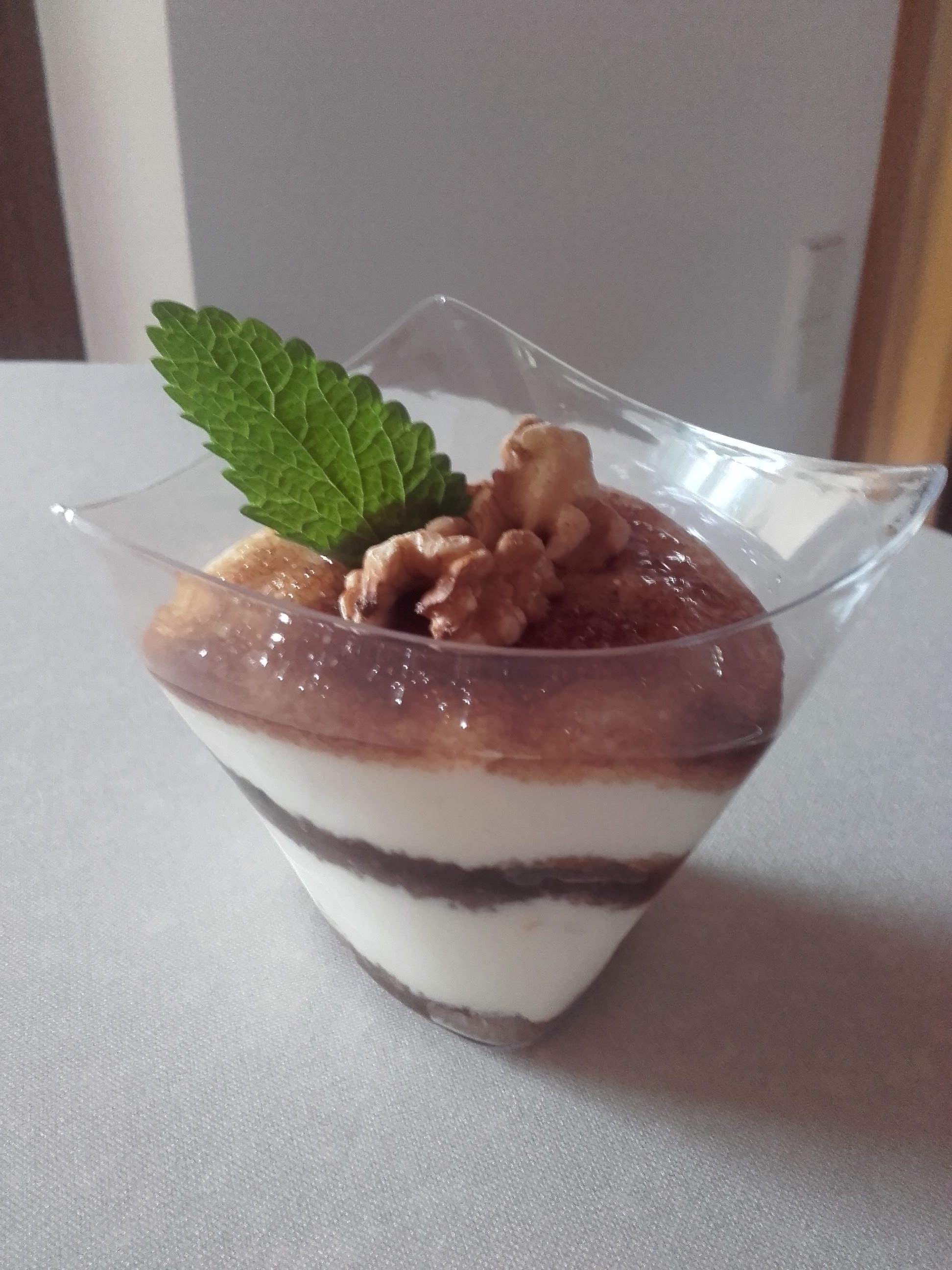 Griechischer Joghurt mit braunem Zucker und Walnüssen