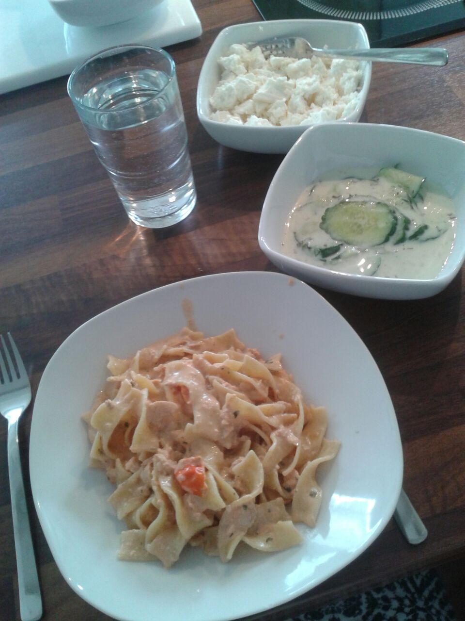 Bandnudeln in Lachs-Tomaten-Sahnesauce