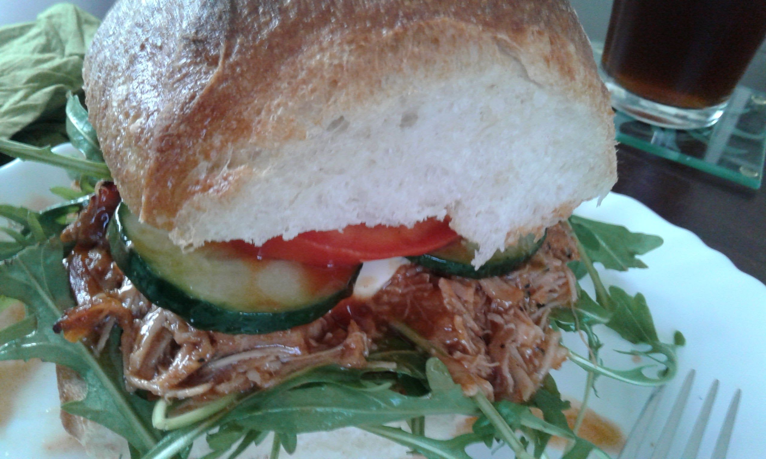 Burger vom Pulled Pork mit Rucola und Mozzarella