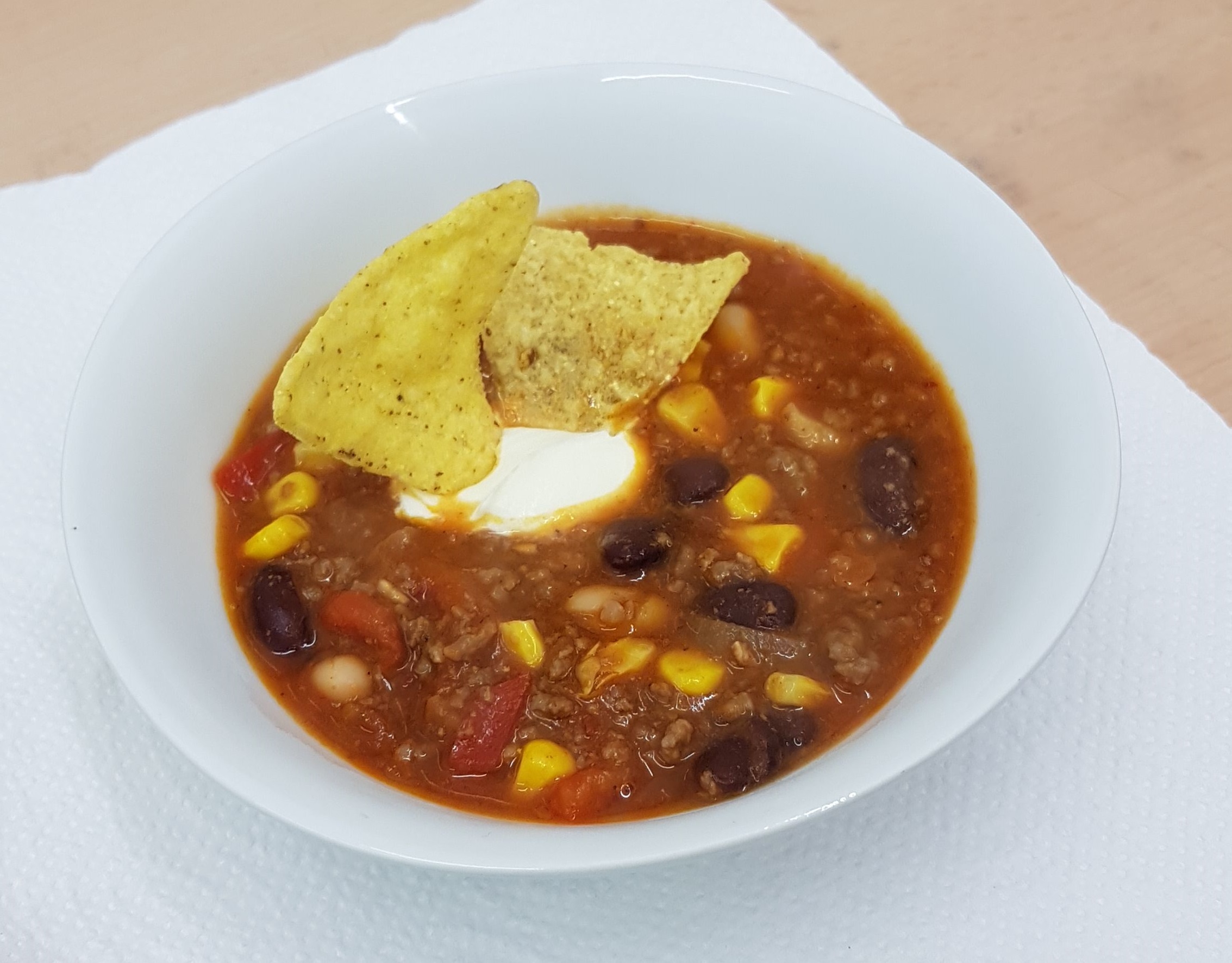 Chili con Carne mit Sauerrahm und Tortillachips