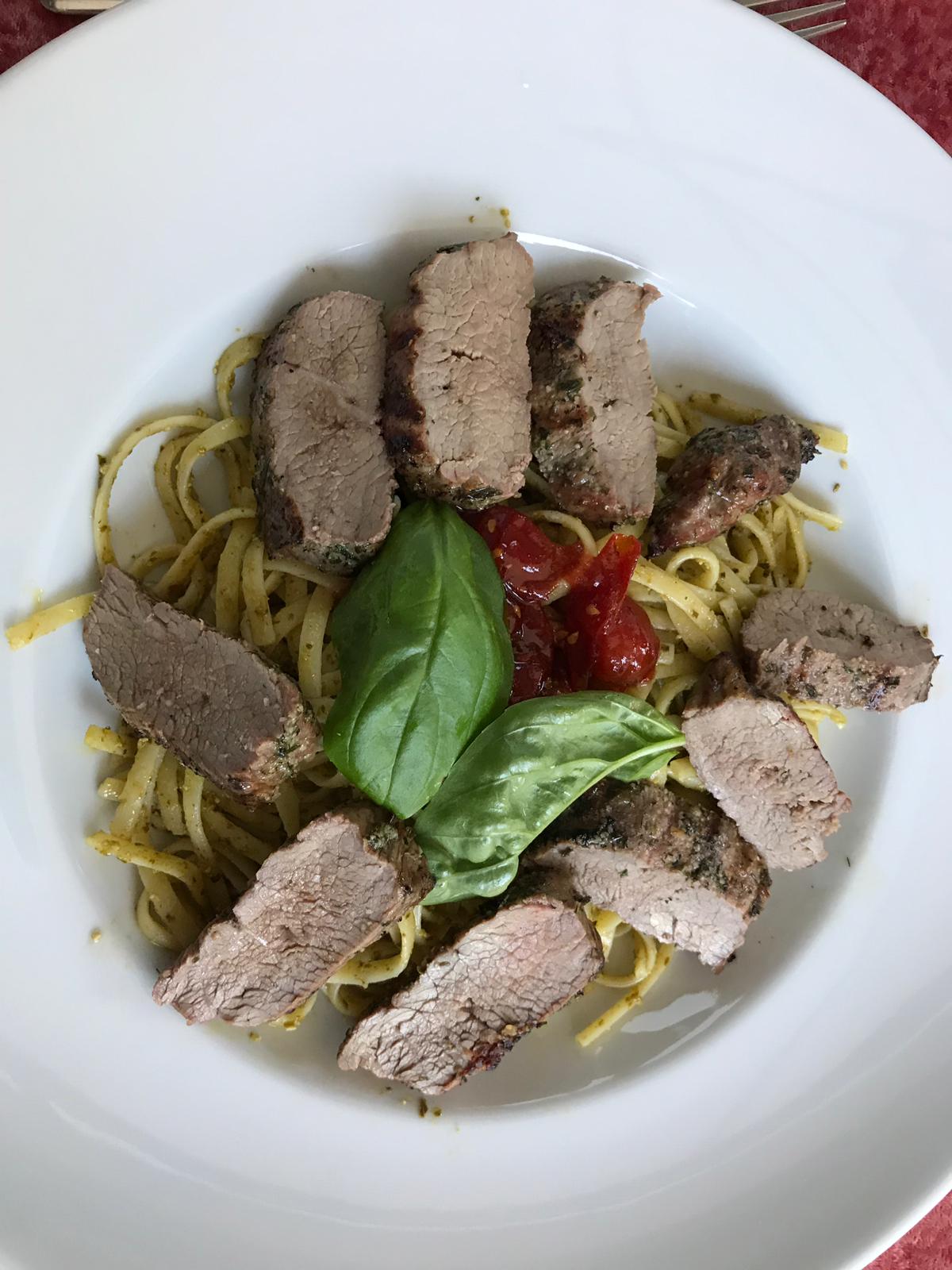 Pestobavettini mit gegrillter Lammlachse, Cherrytomaten in Ahornsirup und frischem Basilikum